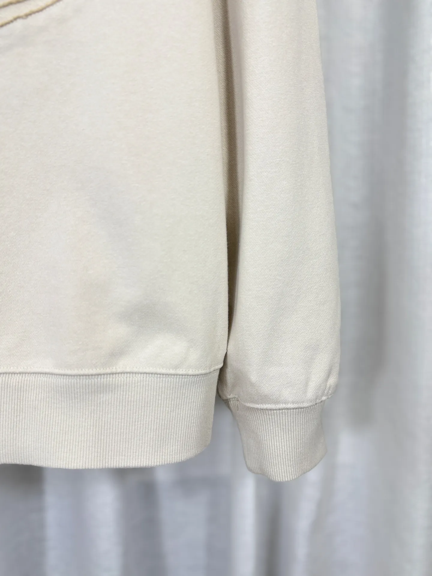 P350 top version, real shot without P, ​​different from market currency) 𝗖𝗵𝗿𝗼𝗺𝗲 𝗛𝗲𝗮𝗿𝘁𝘀/Cro Heart 2025 Washed Burnt Patches Embroidered Autumn and Winter New Original Counter American Laser Burnt 3D Couple Casual Cardigan Sweatshirt 👑The highest version! Customized fabric 480g tripe terry fabric! American acid-washed and distressed original fabric, laser burning + patch embroidery, exquisite embroidery of letters! The best-selling model in the counter, very comfortable to wear. Accessories: original molded and authenticated collar label➕100% silk wash label. Genuine purchase-grade original hangtag➕matching hanging rope➕3D hanging beads➕original packaging bag. Craftsmanship: The original version has consistent wiring! The highest version of the armhole matching technique! Color: Beige Black Size: S M L XL Style No.: 25-320